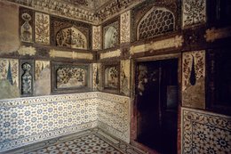 Agra;-Angle;-Architecture;-Chambre-centrale;-Claustra;-Cyprès;-Dorures;-Inde;-Intérieur;-Itimad-ud-Daulah;-Jali;-Kaleidos;-Kaleidos-images;-La-parole-à-limage;-Mausolée;-Moghols;-Peintures-murales;-Petit-Taj;-Porte;-Soubassement;-Stories-Pictures;-Tarek-Charara;-Tombeau;-Uttar-Pradesh;-Vases
